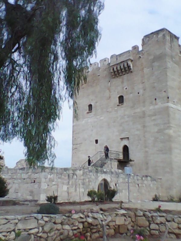 キプロス・リマソール「キプロス」の写真：リマソールでバッテリー切れ、仕方なく安物...