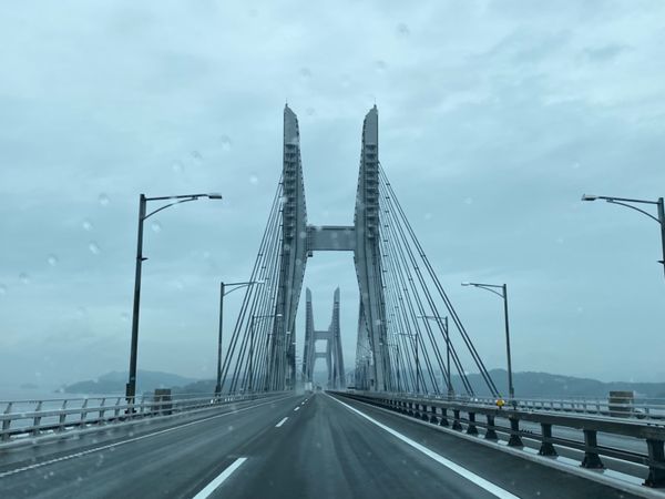 日本・香川県「車で大移動🚘ぐるっと四国」の写真：瀬戸大橋を渡るも初日はあいにくの雨模様