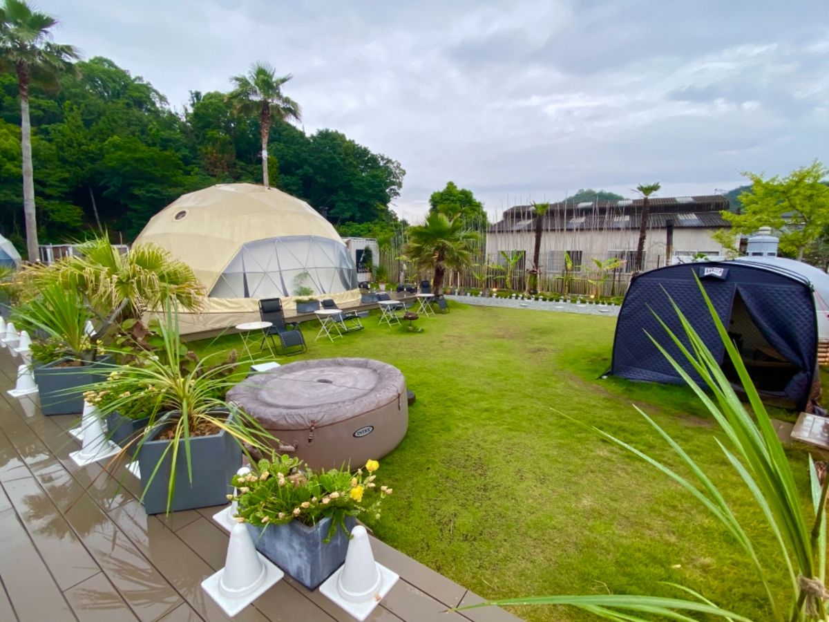 テントの様子
外から撮ると囚われの人みたい😂

目の前のビーチは夏だったら...