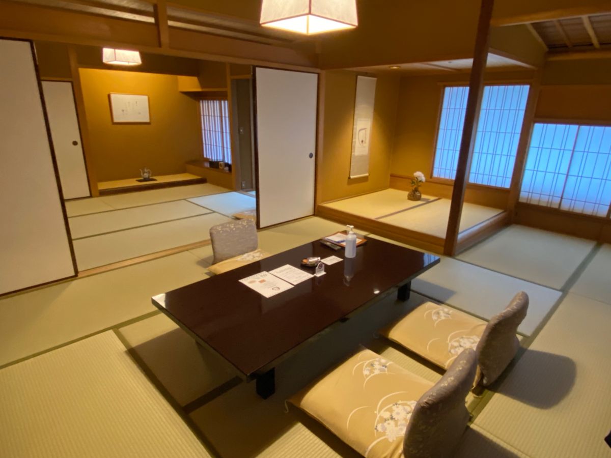 道後温泉では大和屋本店に宿泊
お部屋めっちゃ広い！

能舞台があって、自由...