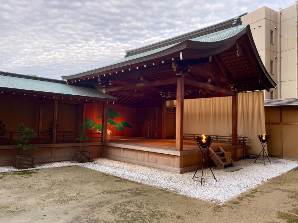 道後温泉では大和屋本店に宿泊
お部屋めっちゃ広い！

能舞台があって、自由...