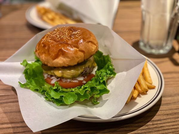 日本・香川県「車で大移動🚘ぐるっと四国」の写真：旅の最後の食事はハンバーガー
とんでもな...