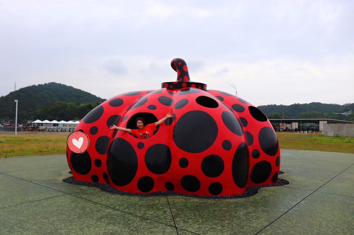 直島といえば
この赤かぼちゃ！

翌日の天気も怪しかったから
小雨の中記念...