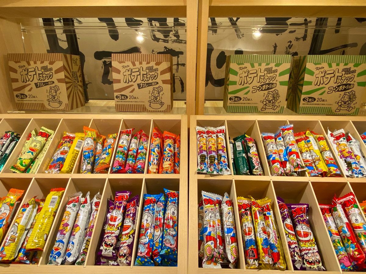 大和屋本店には自由に楽しめる日本酒BARと駄菓子BARがあって
地味に楽し...