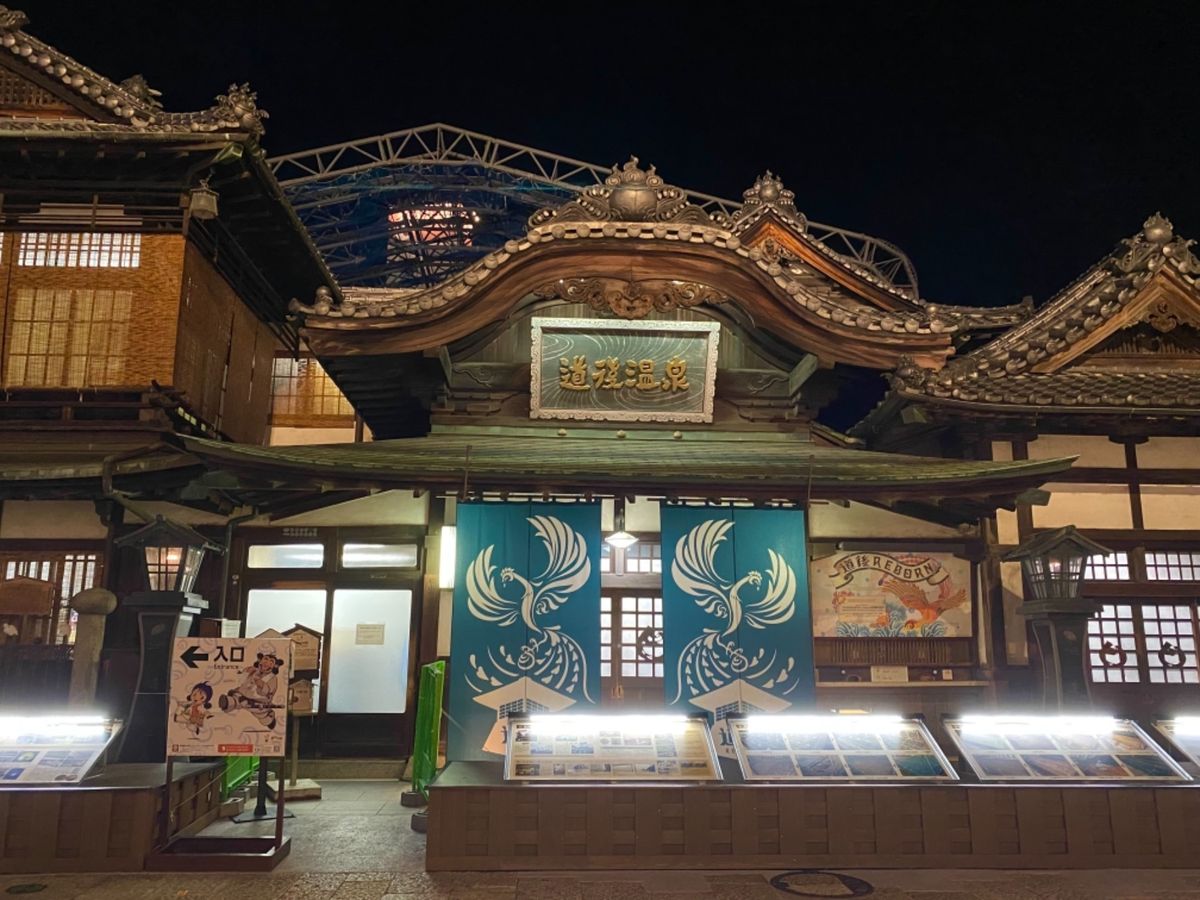 道後温泉は残念ながら改修中だったけど
プロジェクションマッピングは華やかで...