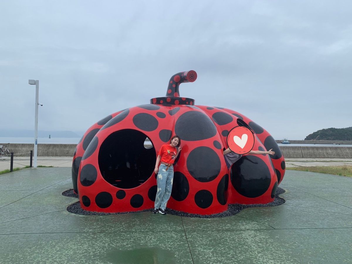 直島といえば
この赤かぼちゃ！

翌日の天気も怪しかったから
小雨の中記念...