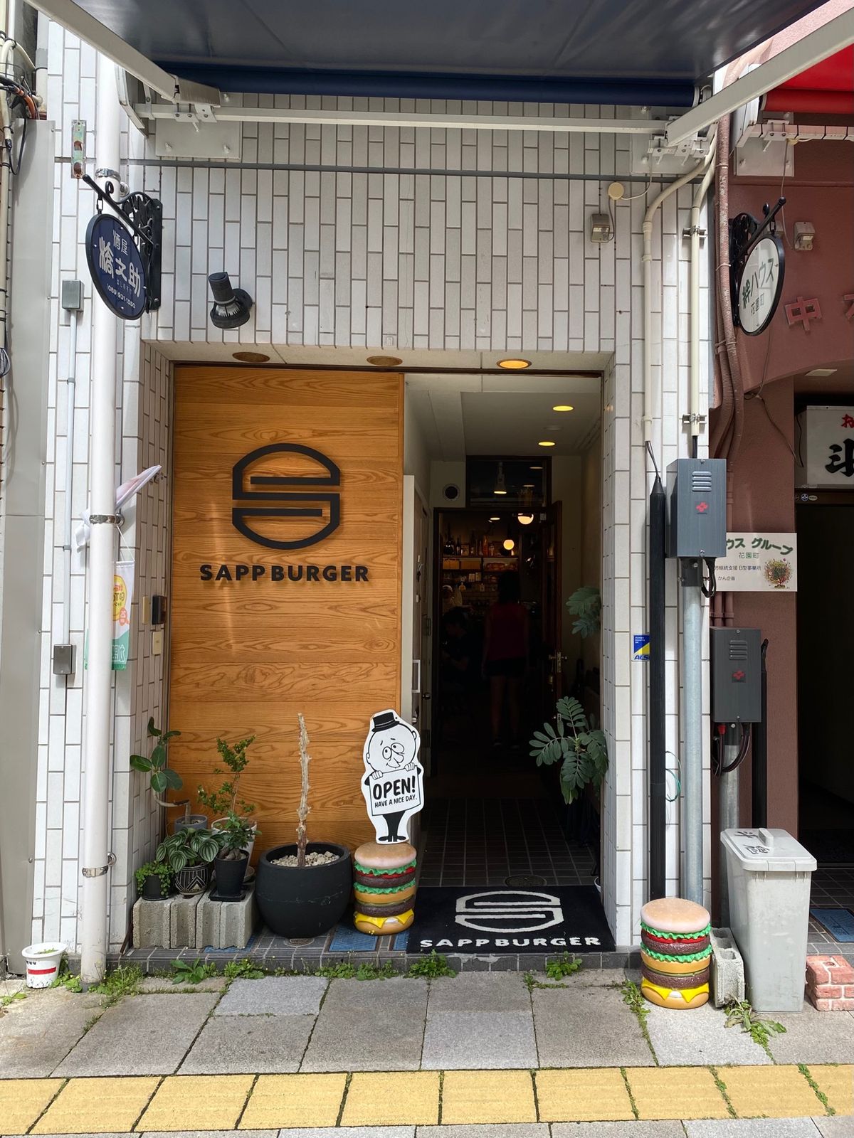 旅の最後の食事はハンバーガー
とんでもないデカさのハンバーガーきた😳
食べ...