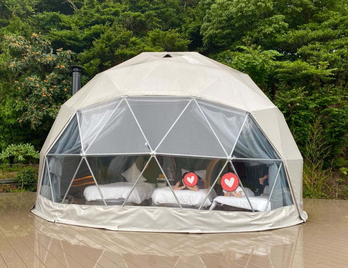 テントの様子
外から撮ると囚われの人みたい😂

目の前のビーチは夏だったら...