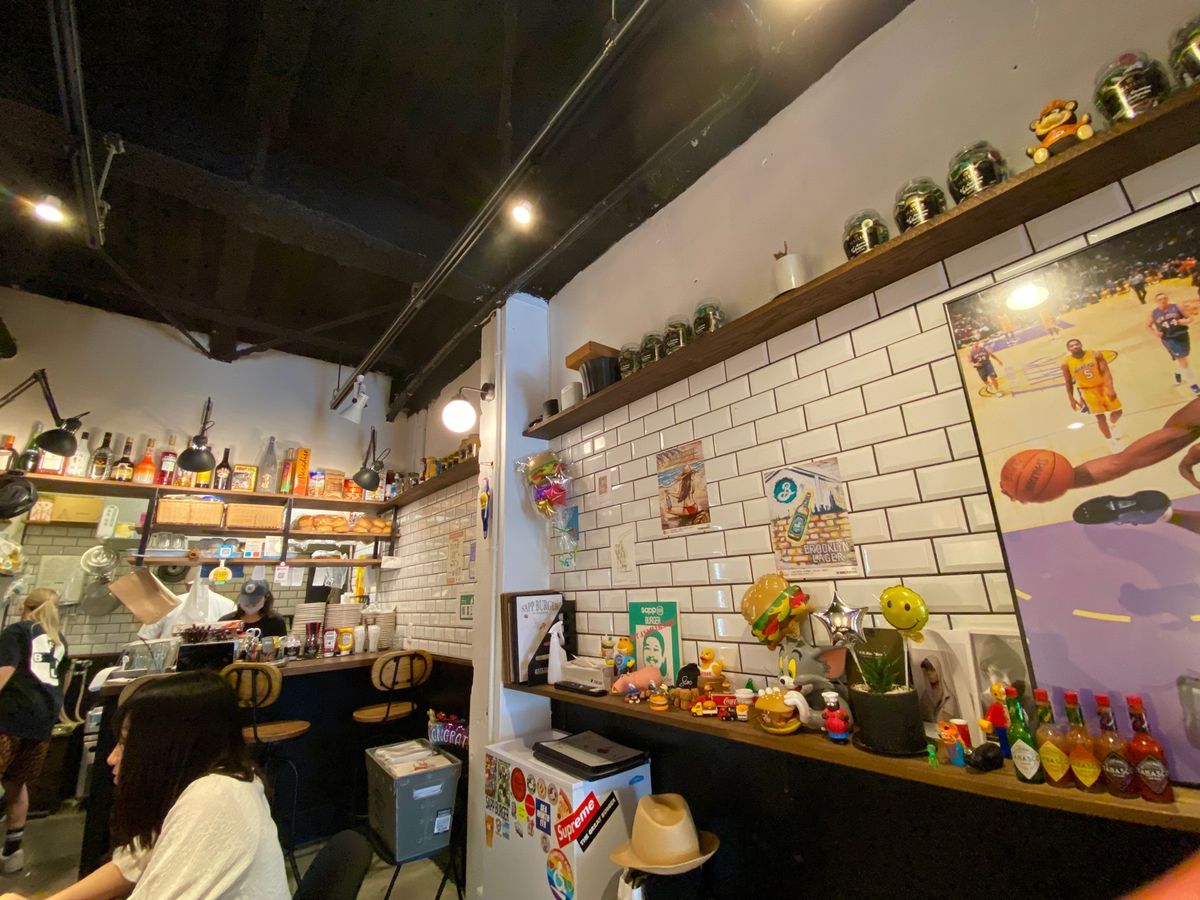 旅の最後の食事はハンバーガー
とんでもないデカさのハンバーガーきた😳
食べ...