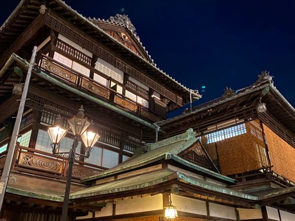 日本・香川県「車で大移動🚘ぐるっと四国」の写真：道後温泉は残念ながら改修中だったけど
プ...