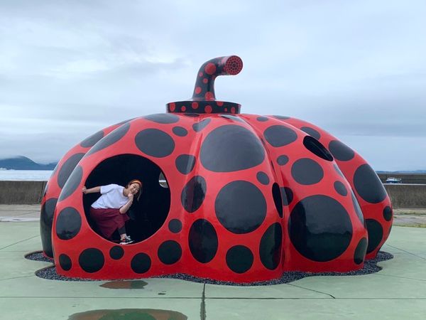 日本・香川県「車で大移動🚘ぐるっと四国」の写真：フェリーまでまだ時間があったから
赤いカ...