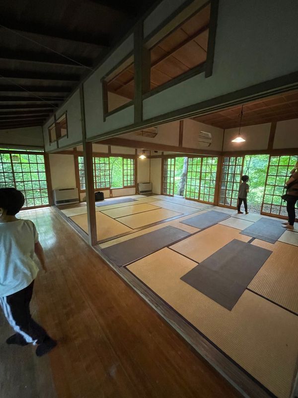 日本・軽井沢「軽井沢　星のや」の写真：星のや『森ののびのび深呼吸』

腹式呼吸...