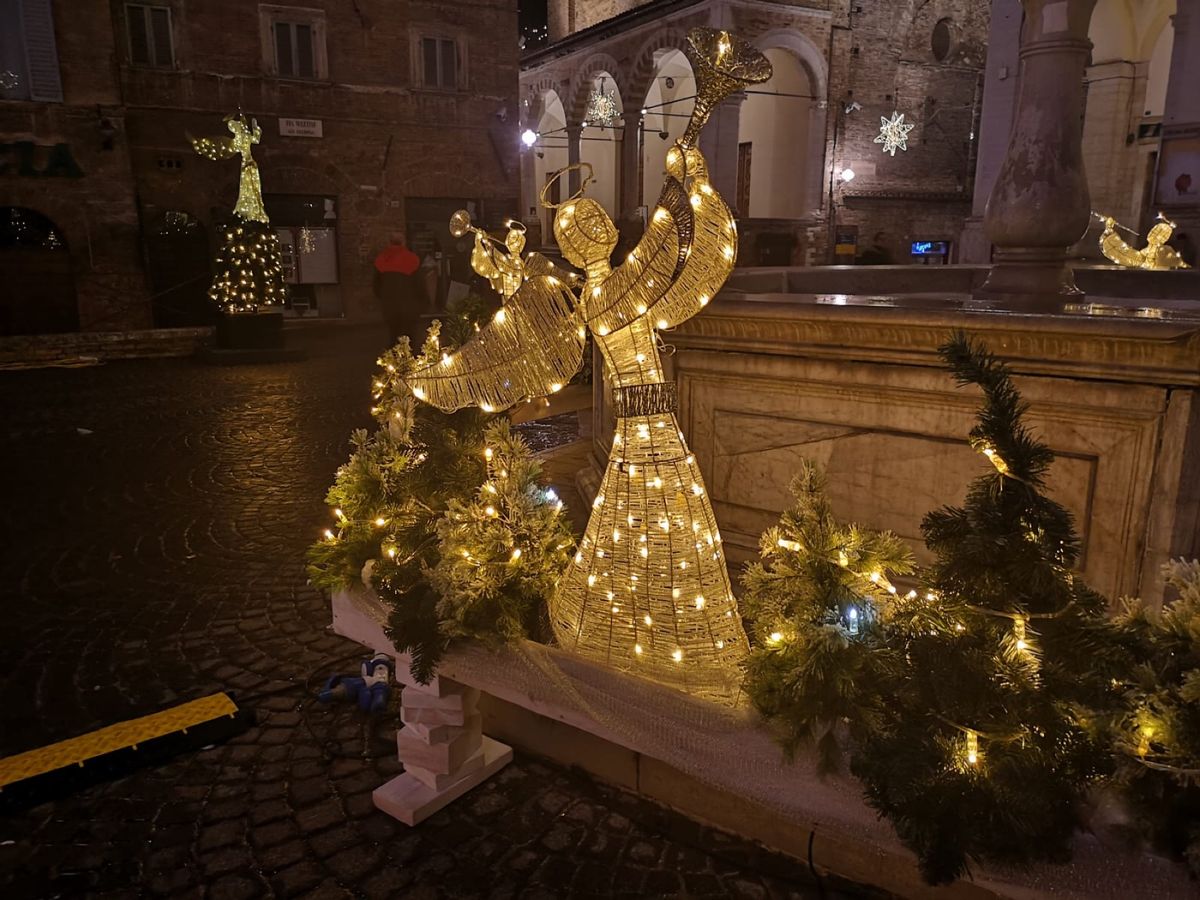 写真一枚追加しました。
イタリア居住中に撮ったものです。
マルケ州ウルビー...