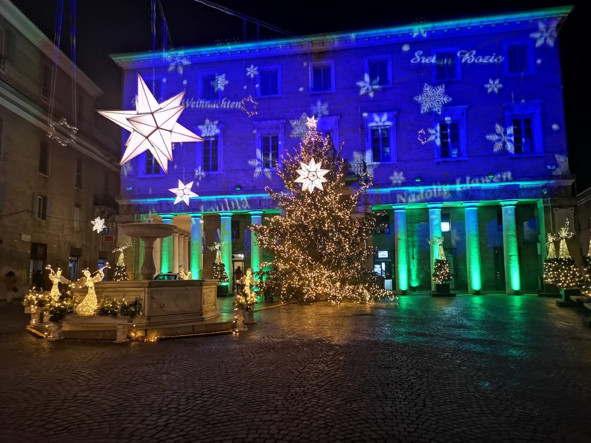 写真一枚追加しました。
イタリア居住中に撮ったものです。
マルケ州ウルビー...