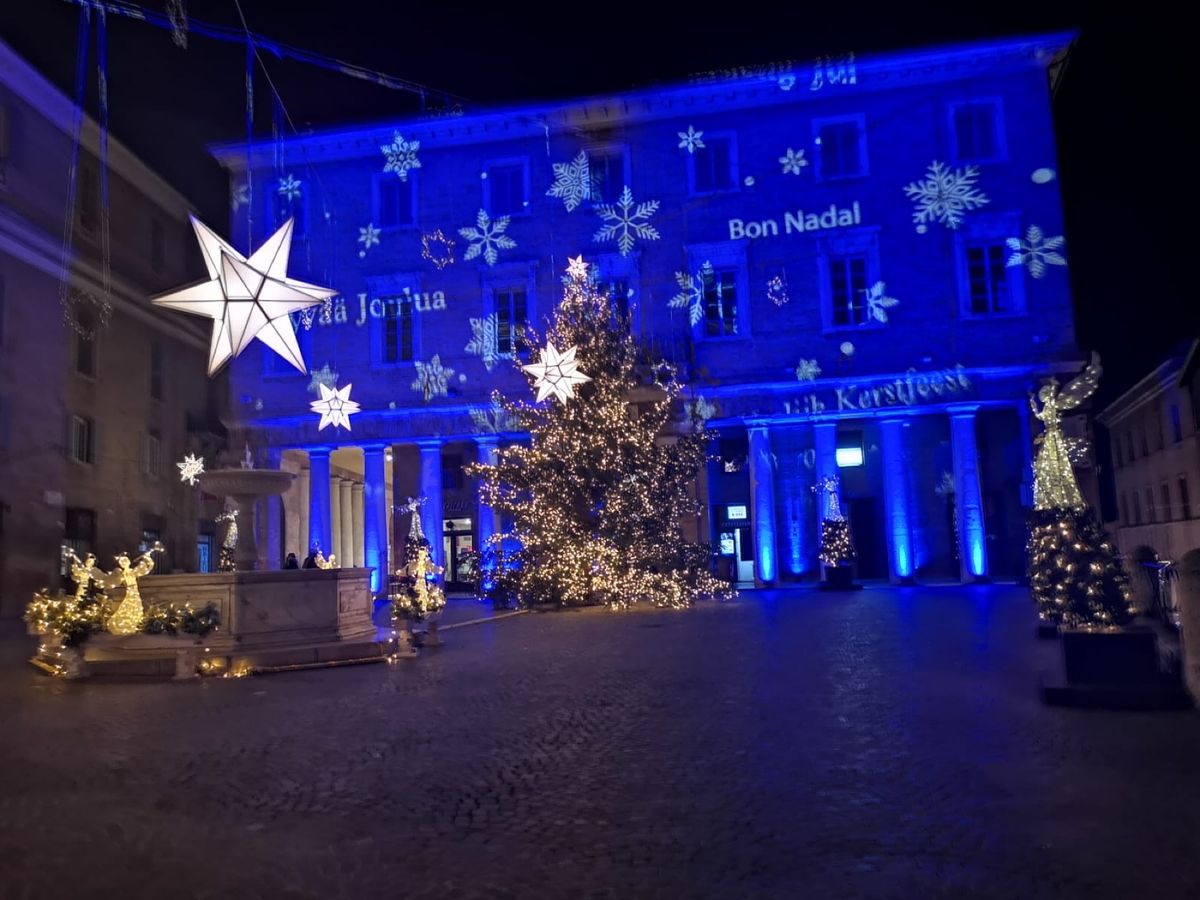 写真一枚追加しました。
イタリア居住中に撮ったものです。
マルケ州ウルビー...