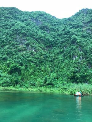 チャンアンでボートに乗って、岩山の中の洞窟のようなところに行った。洞窟は、...