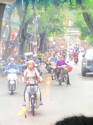 ハノイ
・バイクがいっぱい
・ホアンキエム湖
・カフェでのんびり、ベトナム...