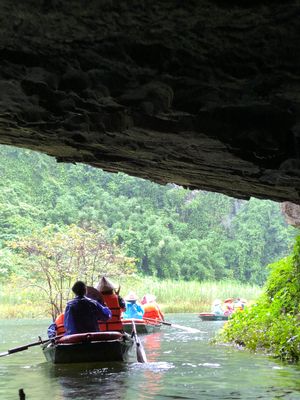 チャンアンでボートに乗って、岩山の中の洞窟のようなところに行った。洞窟は、...