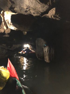 チャンアンでボートに乗って、岩山の中の洞窟のようなところに行った。洞窟は、...