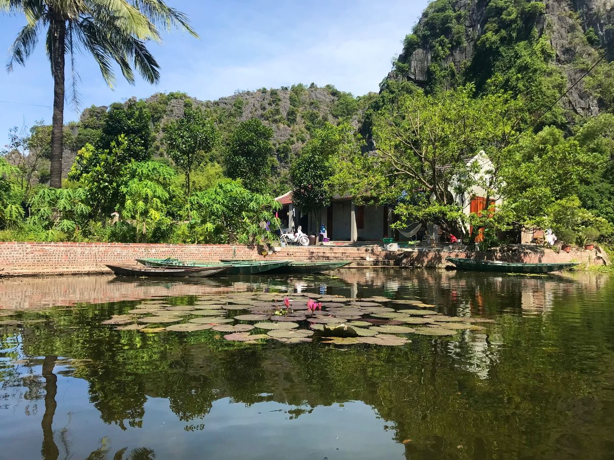 ニンビンツーリングにて
ハノイからニンビンに来ると、青空の青さや緑の濃さが...