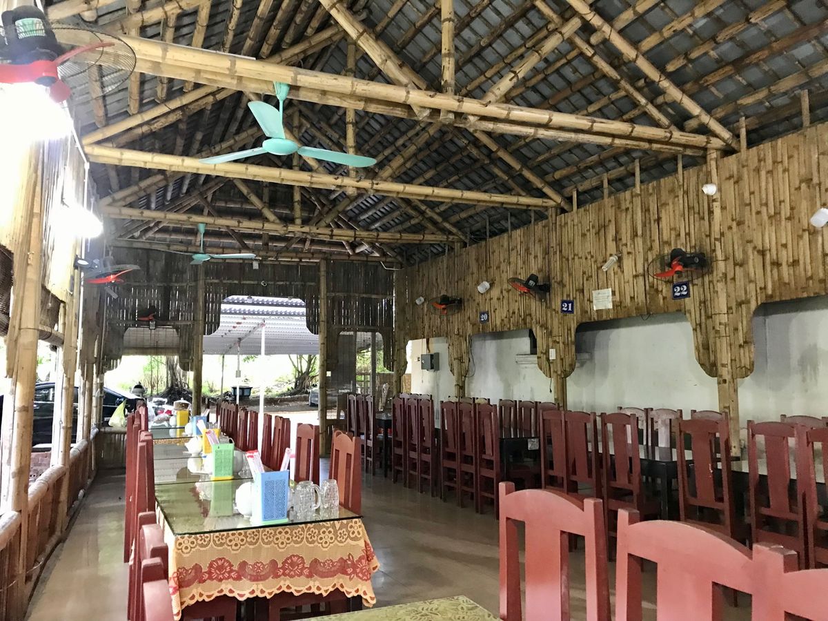 Dung Pho Nui
￼ニンビンで有名なヤギ料理のお店へ🐐
ほとんど全...