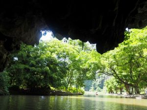 タムコック
ニンビンの二大観光地はチャンアンとタムコック。
どちらもおばち...