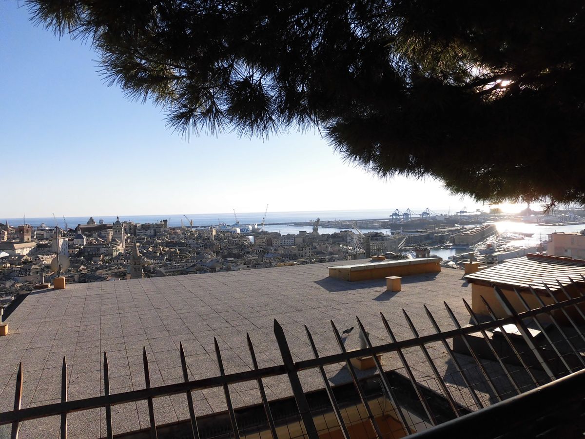 ジェノヴァ　山側展望台から海側を見下ろす(神戸みたいな地形です)
サン・マ...