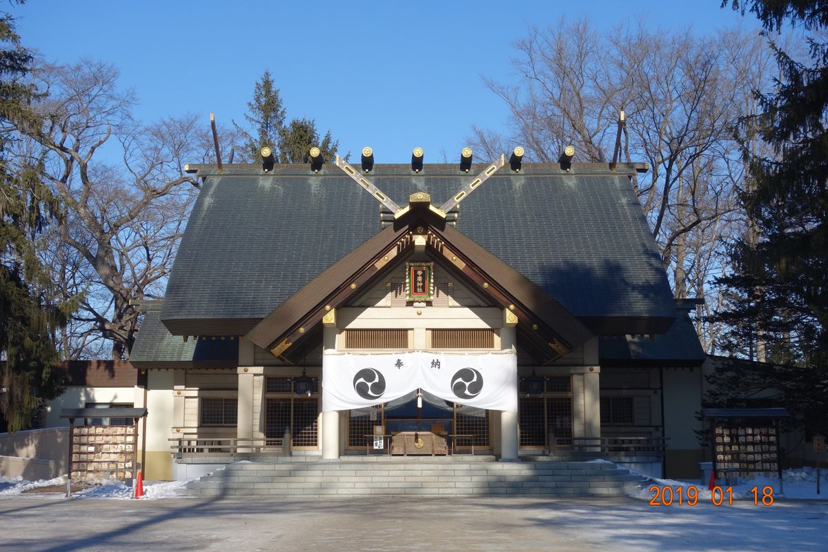 ⛩帯廣神社⛩

帯広駅から車で10分くらいの場所にある神社には可愛いシマエ...