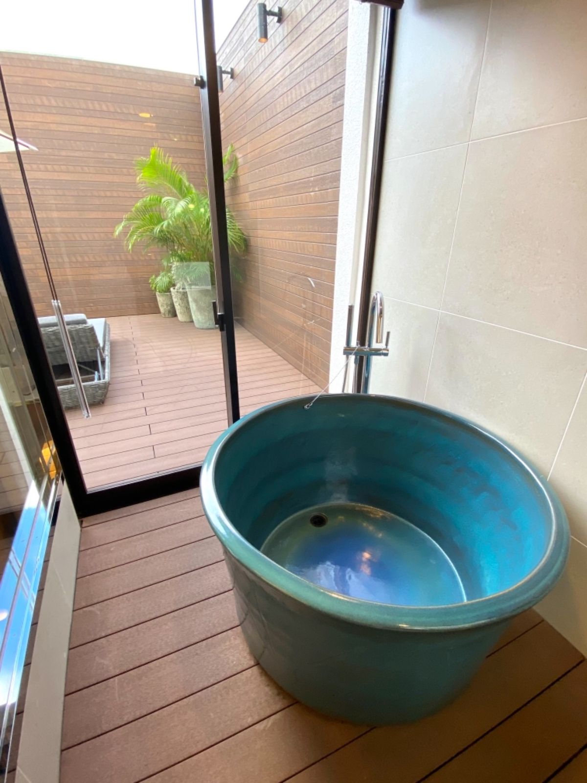 お部屋めちゃくちゃ広い🙌
テラスの奥のドアからそのままインフィニティプール...