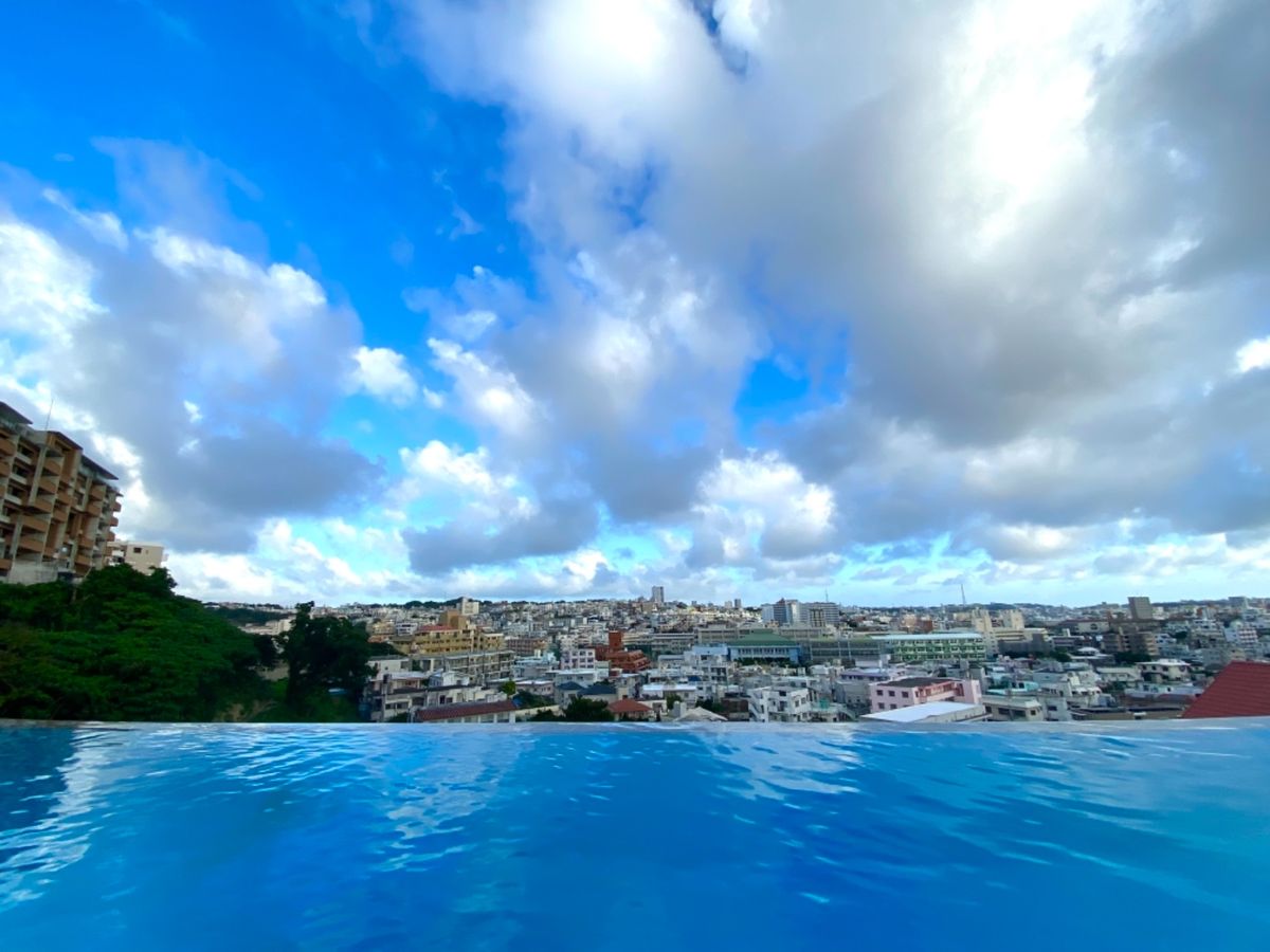 仕事を終えてとりあえずインフィニティプールへ🏊‍♀️

夜のライトアップは...