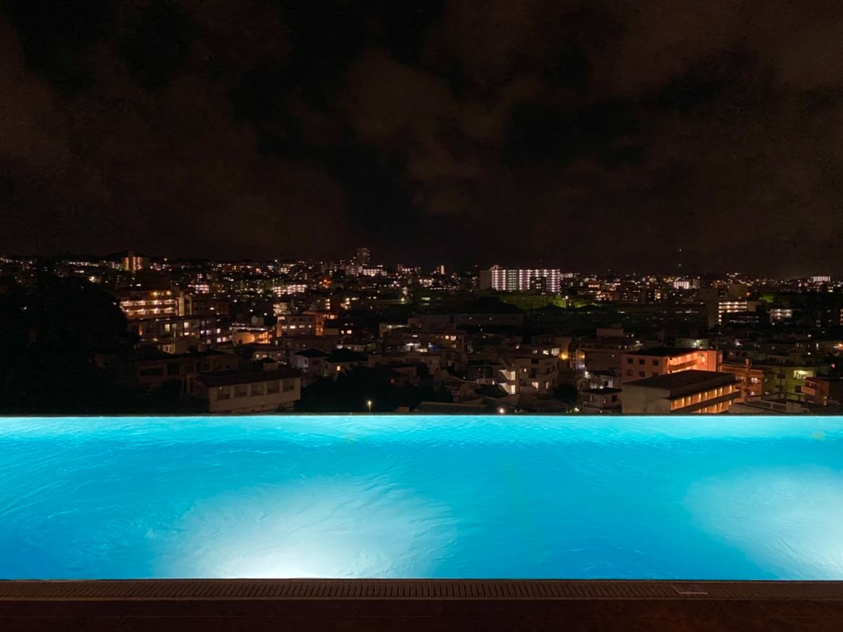 仕事を終えてとりあえずインフィニティプールへ🏊‍♀️

夜のライトアップは...