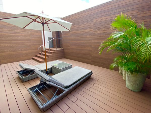 日本・沖縄県「出張ついでにインフィニティプールを満喫」の写真：お部屋めちゃくちゃ広い🙌
テラスの奥のド...