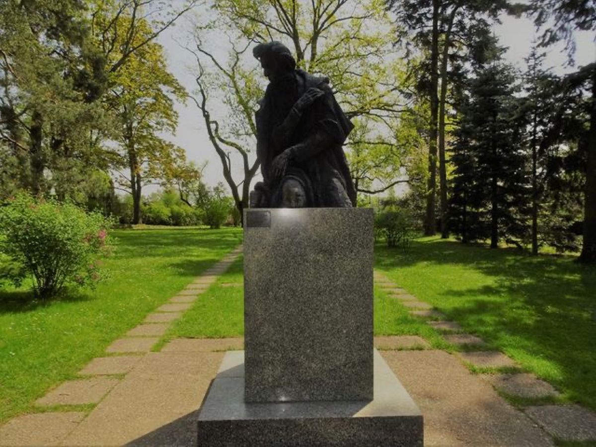 1枚目はショパンの生家にあるピアノ、2枚目はショパンの生家にある肖像画、3...