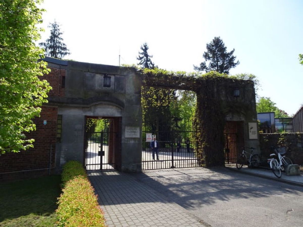 1枚目はショパンの生家にあるピアノ、2枚目はショパンの生家にある肖像画、3...