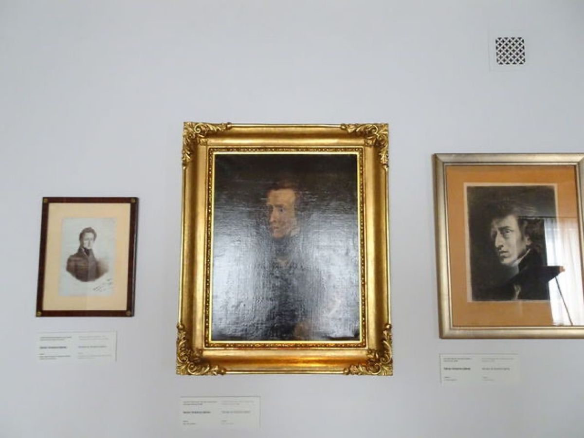 1枚目はショパンの生家にあるピアノ、2枚目はショパンの生家にある肖像画、3...