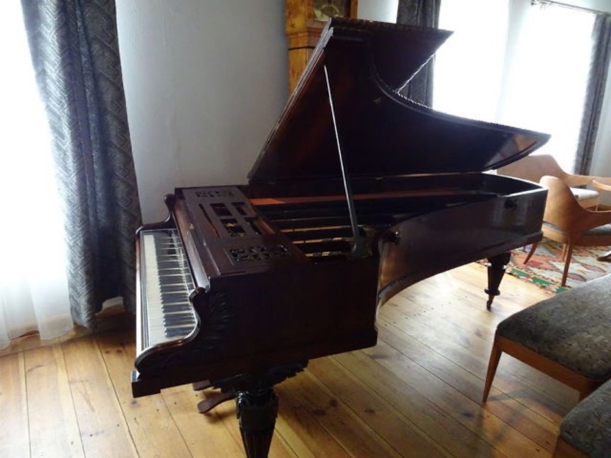 1枚目はショパンの生家にあるピアノ、2枚目はショパンの生家にある肖像画、3...