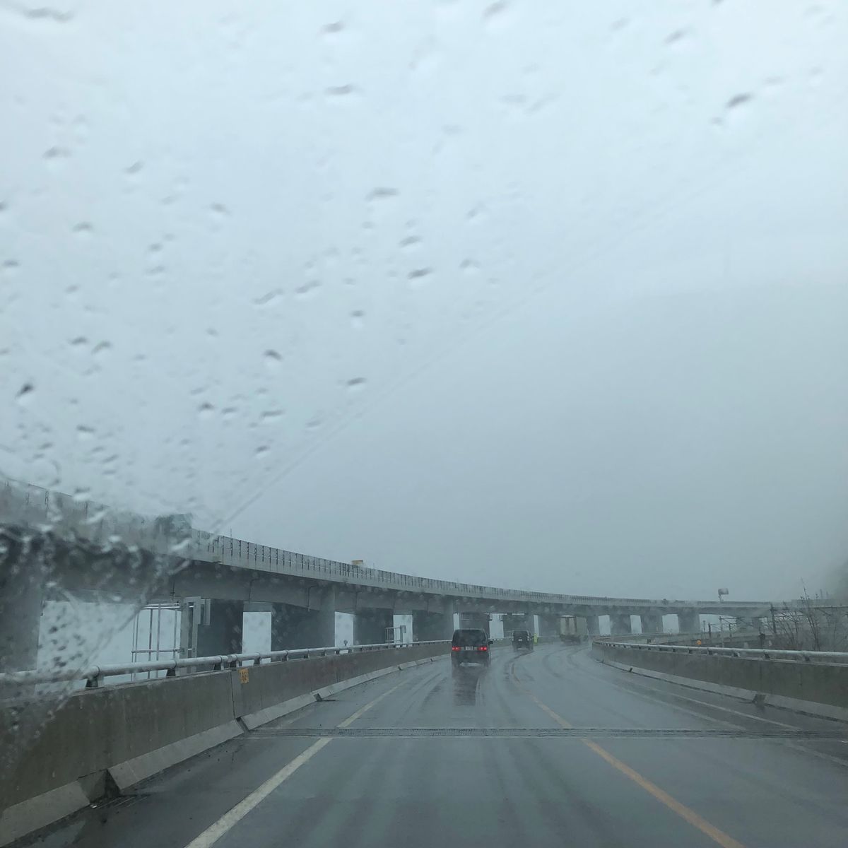 どよーん🌀

雨の富山のどこか
曇りの富山のどこか、たぶん白山連峰