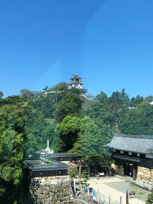 高知県立高知城歴史博物館から見た高知城
ここは涼しくてよい

高知のどこか...