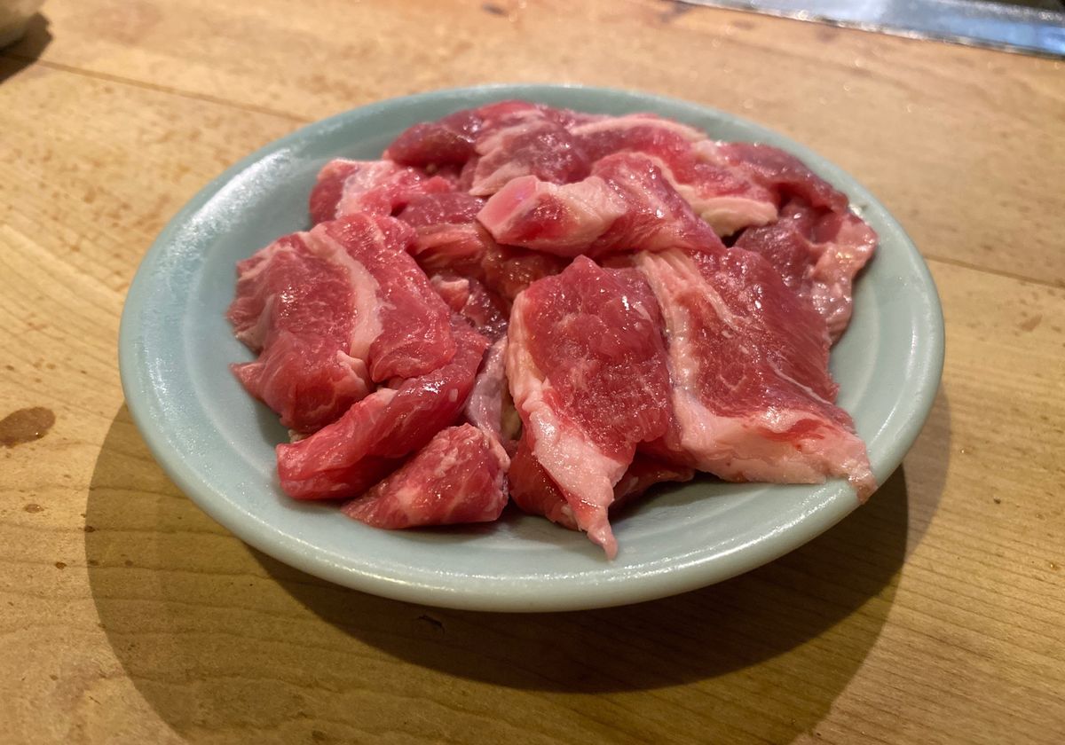 2日目。
真昼間のすすきののど真ん中でビールとジンギスカン。
生ラムジンギ...