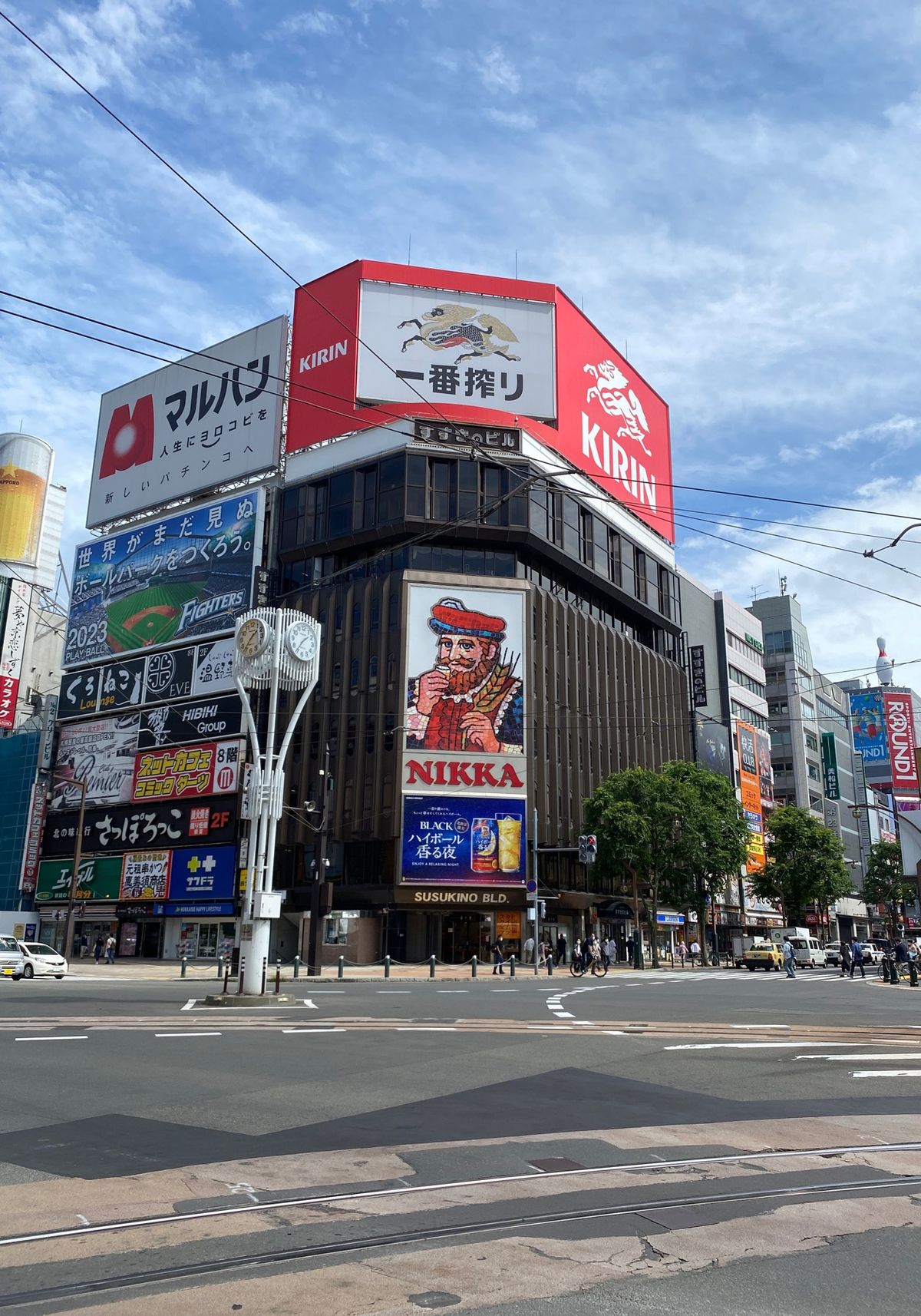 2日目。
真昼間のすすきののど真ん中でビールとジンギスカン。
生ラムジンギ...