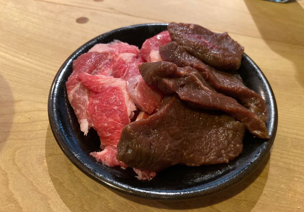 2日目。
真昼間のすすきののど真ん中でビールとジンギスカン。
生ラムジンギ...