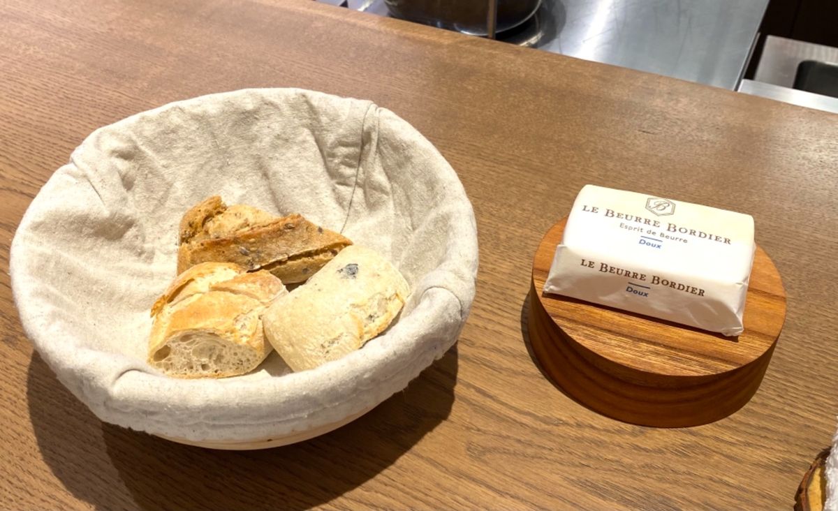 木下威征がオーナーシェフの
グランブルーギャマンのディナー🤤

まずバター...