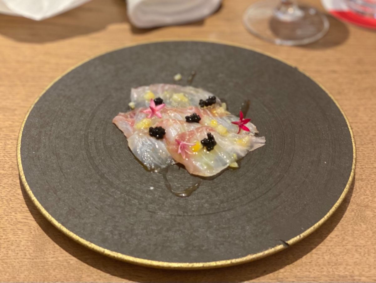 木下威征がオーナーシェフの
グランブルーギャマンのディナー🤤

まずバター...