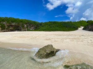 砂山ビーチ

うっかりビーサンを持って行くのを忘れてしまって
砂浜だからい...