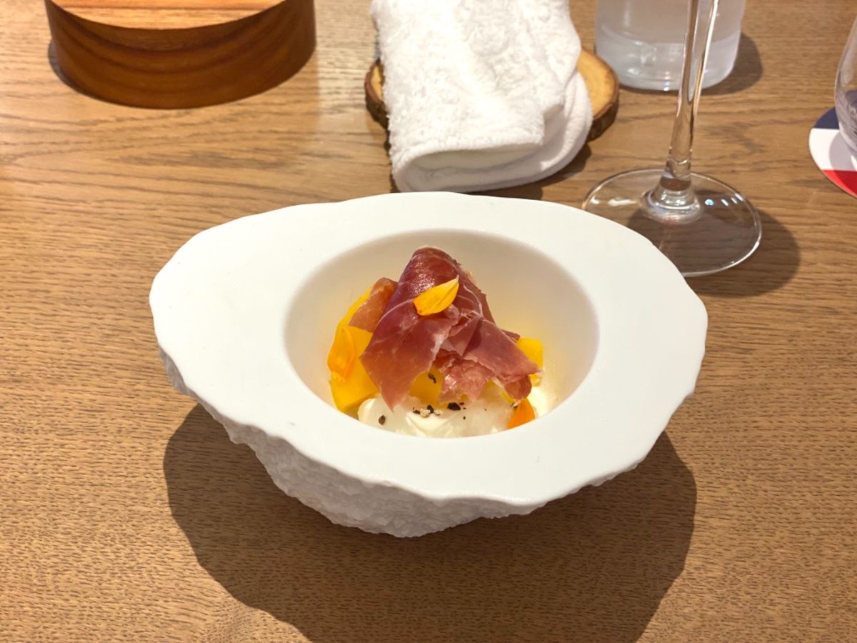 木下威征がオーナーシェフの
グランブルーギャマンのディナー🤤

まずバター...