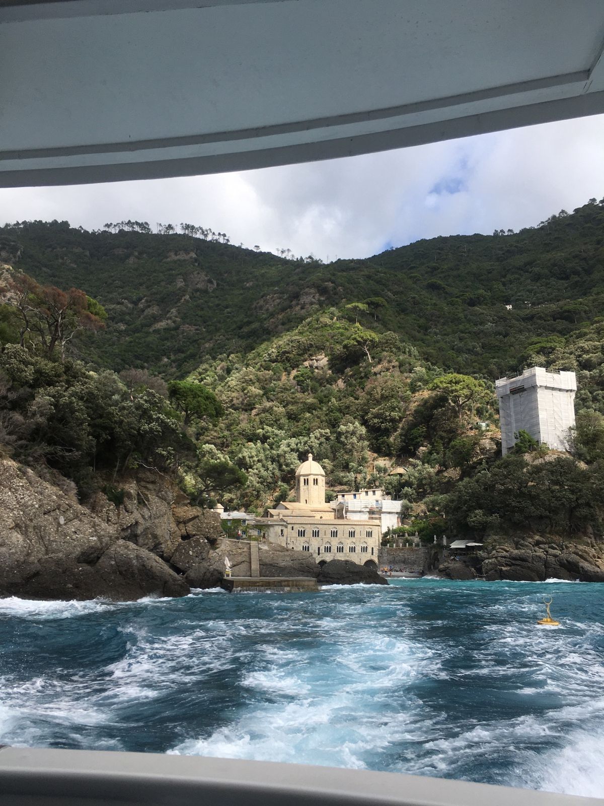 リグーリア州カモッリ
ここから船に乗って旧サン・フルットゥオーゾ修道院跡へ...