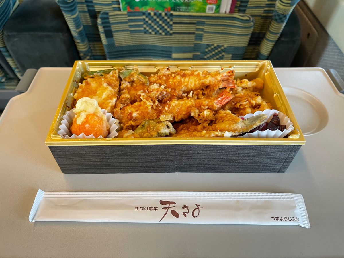 新幹線に乗れた。
1時間20分で越後湯沢に到着。
ひとまず駅弁で落ち着こう。