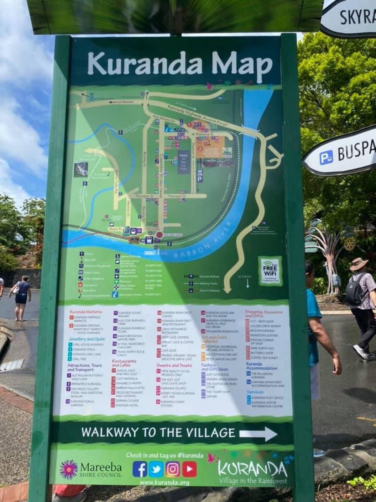 1)キュランダへ行きはレールウェイという列車でいきました。
2)途中、滝が...