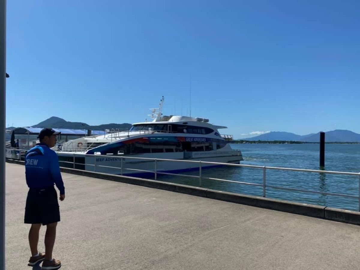 1)ここからシュノーケルしてきました。凄く大きいロウニンアジとか真近くに来...