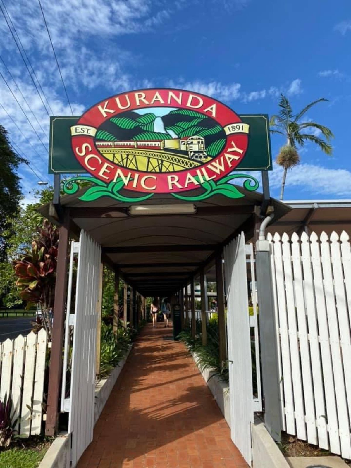 1)キュランダへ行きはレールウェイという列車でいきました。
2)途中、滝が...